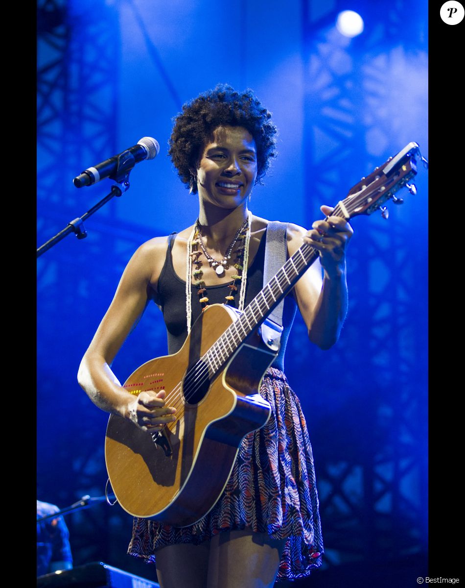 Ayo en concert lors du Festival Nuits du Sud à Vence le 19 juillet 2015.