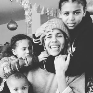 Ayo et ses trois enfants sur Instagram, en 2019.
