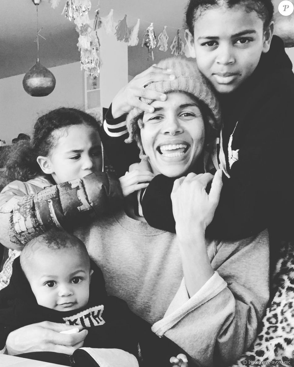 Ayo et ses trois enfants sur Instagram, en 2019.