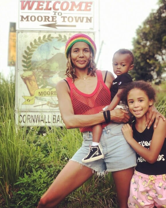 Ayo avec sa fille Billie-Eve et son fils Jimi-Julius sur Instagram, en 2019.