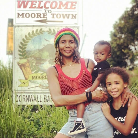 Ayo avec sa fille Billie-Eve et son fils Jimi-Julius sur Instagram, en 2019.