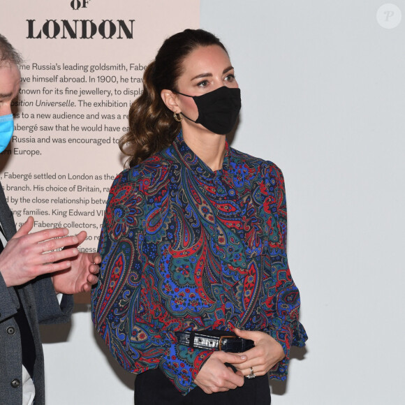 Kate Catherine Middleton, duchesse de Cambridge, en visite à l'exposition "Fabergé in London: Romance to Revolution" au Victoria and Albert Museum à Londres. Le 2 décembre 2021