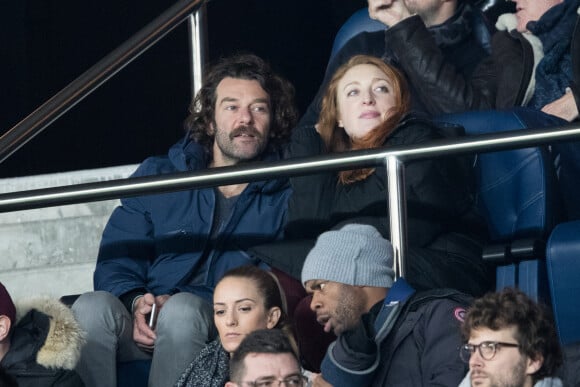 Sarah Stern et son compagnon - People dans les tribunes du match de Ligue 1 Conforama "PSG - Amiens (4-1)" au Parc des Princes à Paris. Le 21 décembre 2019 © Cyril Moreau / Bestimage