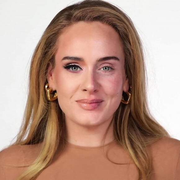 Adèle s'offre une cure de jouvence des mains expertes de la star de YouTube, NikkieTutorials. Le 3 décembre 2021. 