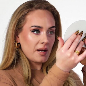 Adèle s'offre une cure de jouvence des mains expertes de la star de YouTube, NikkieTutorials. Le 3 décembre 2021. 