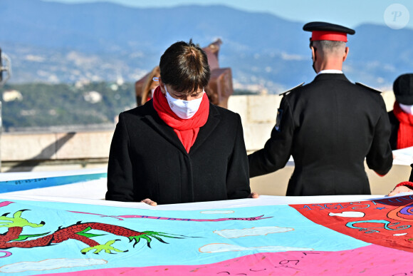 Exclusif - La princesse Stéphanie de Monaco et sa fille Camille Gottlieb participent au déploiement des "Courtepointes" en mémoire des victimes du SIDA, sur le toit du Musée Océanographique de Monaco, le 1er décembre 2021.