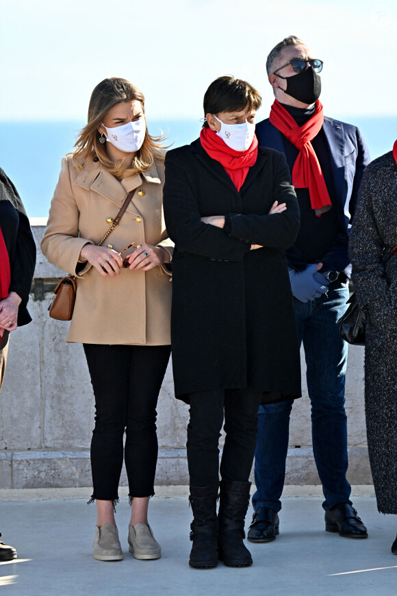 Exclusif - La princesse Stéphanie de Monaco et sa fille Camille Gottlieb participent au déploiement des "Courtepointes" en mémoire des victimes du SIDA, sur le toit du Musée Océanographique de Monaco, le 1er décembre 2021.