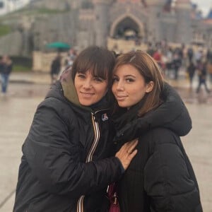 Alizée a emmené ses filles Annily et Maggy à Disneyland Paris. Décembre 2021.