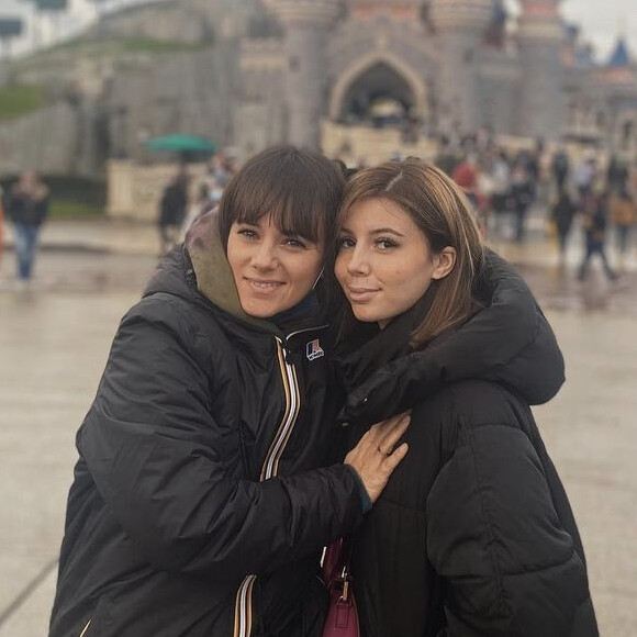 Alizée a emmené ses filles Annily et Maggy à Disneyland Paris. Décembre 2021.
