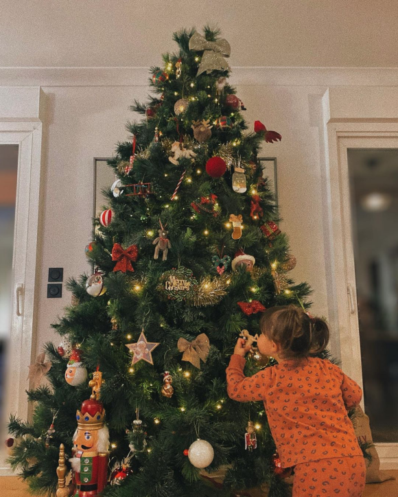 Maggy, la fille d'Alizée et Grégoire Lyonnet, est déjà prête pour Noël ! Novembre 2021.