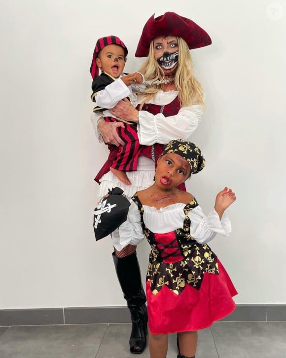 Emilie Fiorelli avec ses enfants Louna et Farrell à Halloween 2021