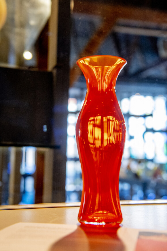 Pour le 18e anniversaire de la princesse Catharina-Amalia des Pays-Bas, la maison "Royal Leerdam Crystal" produira un nouveau vase orange dans la verrerie du Musée national du verre à Leerdam, le 18 novembre 2021.