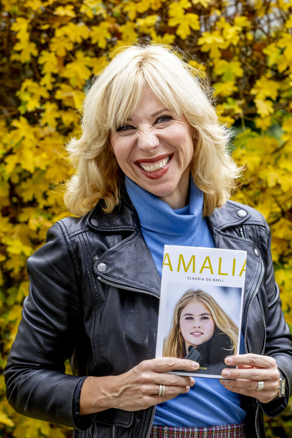 Séance photo avec Claudia de Breij pour son livre "Amalia" à l'occasion du 18 ème anniversaire de la princesse Catharina-Amalia des Pays-Bas le 7 décembre prochain. Le 15 novembre 2021.