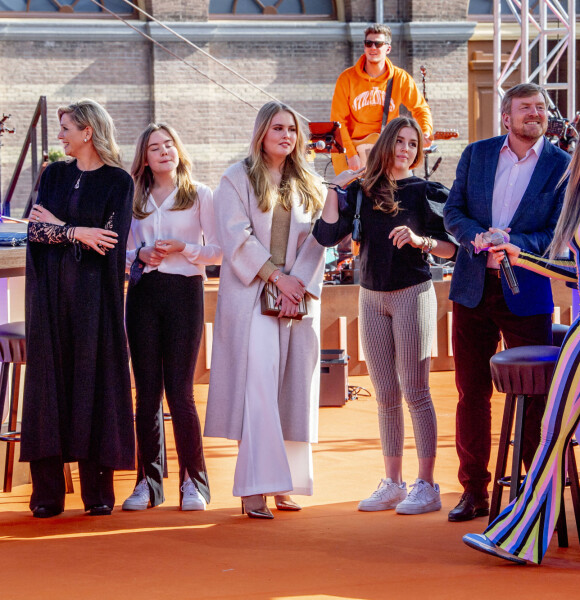 La famille royale des Pays-Bas, Le roi Willem-Alexander et la reine Maxima des Pays-Bas avec leurs filles la princesse Alexia des Pays-Bas, la princesse Ariane des Pays-Bas et la princesse Catharina-Amalia des Pays-Bas, assite à un concert à l'occasion de la fête du Roi (Koningsdag), anniversaire du roi (54 ans) à La Haye, Pays-Bas, le 27 avril 2021.