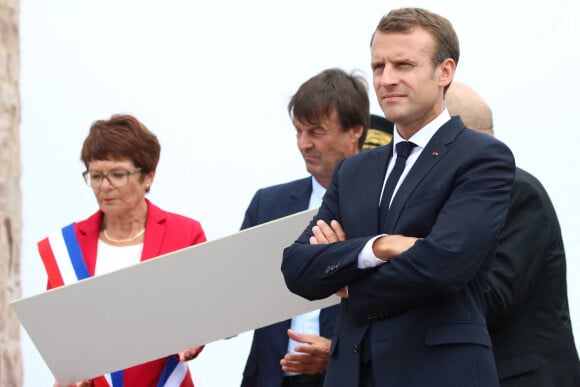 Le président de la République française Emmanuel Macron et le ministre de la Transition Ecologique et Solidaire de l'époque, Nicolas Hulot, avec la maire de Plévenon Claudine Belliard en cap Fréhel (Côtes-d’Armor)