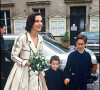 Archives - Carole Bouquet avec ses fils Dimitri et Louis le jour de son mariage avec Jacques Leibowitch. 1991.