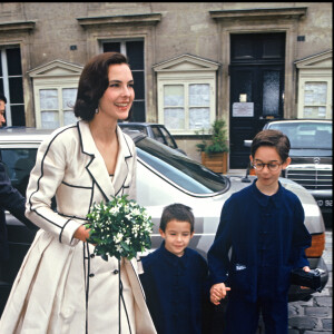 Archives - Carole Bouquet avec ses fils Dimitri et Louis le jour de son mariage avec Jacques Leibowitch. 1991.