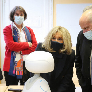 La première Brigitte Macron et Jean-Michel Blanquer, ministre de l'éducation nationale, visitent l'école primaire Jules Ferry à Ormesson sur Marne pour pour se familiariser avec des systèmes robotisés qui permettent aux élèves, souffrant d'une longue maladie, de pouvoir suivre leur scolarité