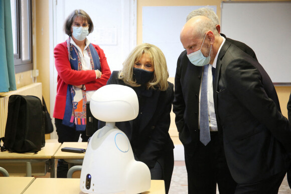 La première Brigitte Macron et Jean-Michel Blanquer, ministre de l'éducation nationale, visitent l'école primaire Jules Ferry à Ormesson sur Marne pour pour se familiariser avec des systèmes robotisés qui permettent aux élèves, souffrant d'une longue maladie, de pouvoir suivre leur scolarité