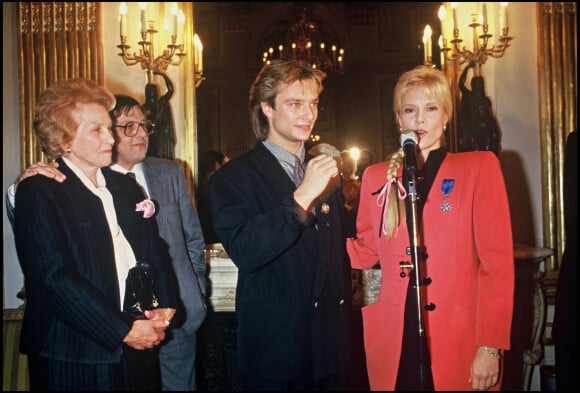 Archives - Sylvie Vartan reçoit la médaille de l'ordre national du mérite entourée de sa mère Ilona, son frère Eddie et son fils David Hallyday.