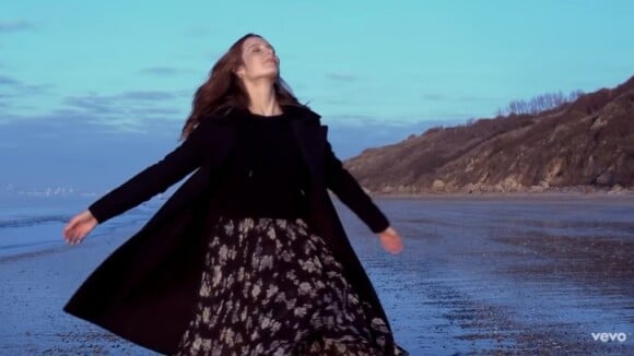 Ilona Smet dans le clip "Les vents contraires", de Sylvie Vartan. Le 8 décembre 2021.