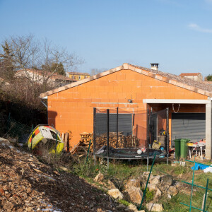 La maison en construction de Delphine Jubillar (Aussaguel) , disparue sans laisser de traces depuis le 16 décembre 2020 à Cagnac les Mines dans le Tarn. Un gendarme et une équipe du service des eaux ont mené des investigations pour chercher des traces dans le réseau raccordé à la maison. Le 7 janvier 2021  © Frédéric Maligne / Bestimage