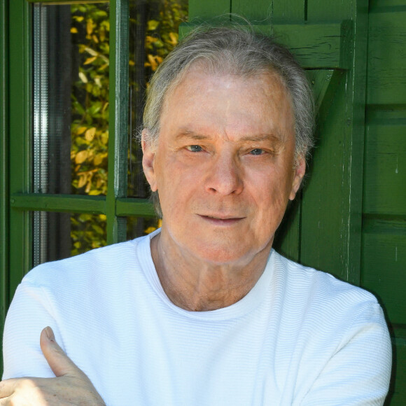 Le chanteur Herbert Léonard chez lui à Barbizon après une longue convalescence suite à son embolie pulmonaire. © Patrick Carpentier / Bestimage