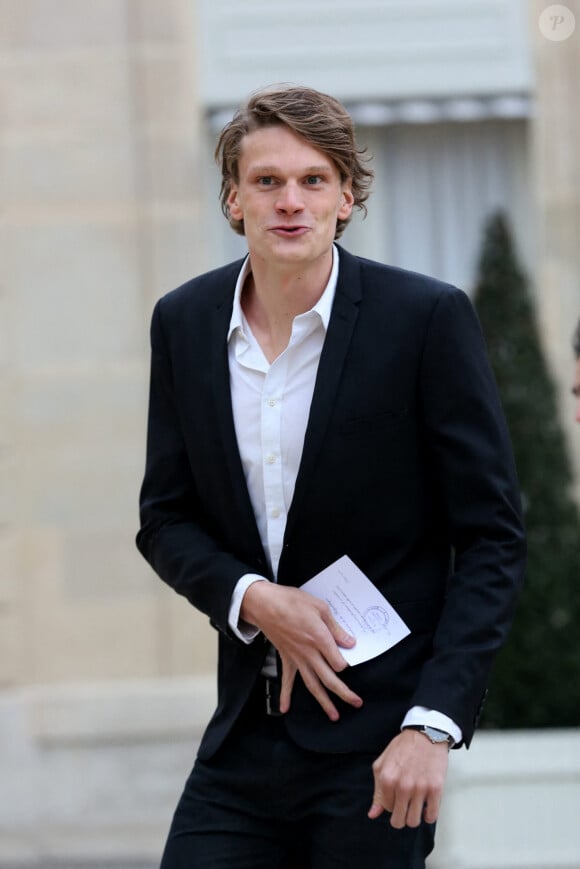 Yannick Agnel Paris le 1er mars 2013 Ceremonie de remise de decorations au Palais de l'Elysee pour les medailles des Jeux Olympiques de Londres 2012 en presence du President de la Republique, Francois Hollande