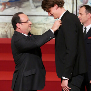 Francois Hollande et Yannick Agnel Paris le 1er mars 2013 Ceremonie de remise de decorations au Palais de l'Elysee pour les medailles des Jeux Olympiques de Londres 2012