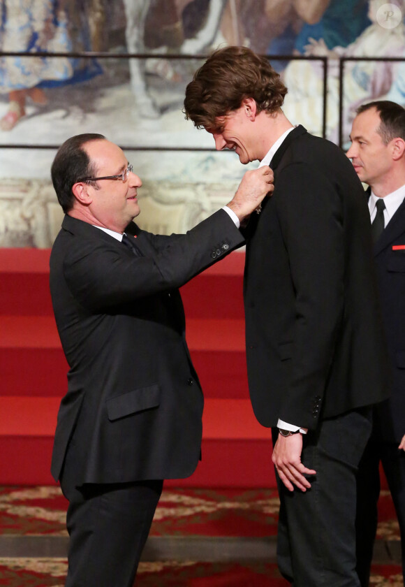 Francois Hollande et Yannick Agnel Paris le 1er mars 2013 Ceremonie de remise de decorations au Palais de l'Elysee pour les medailles des Jeux Olympiques de Londres 2012