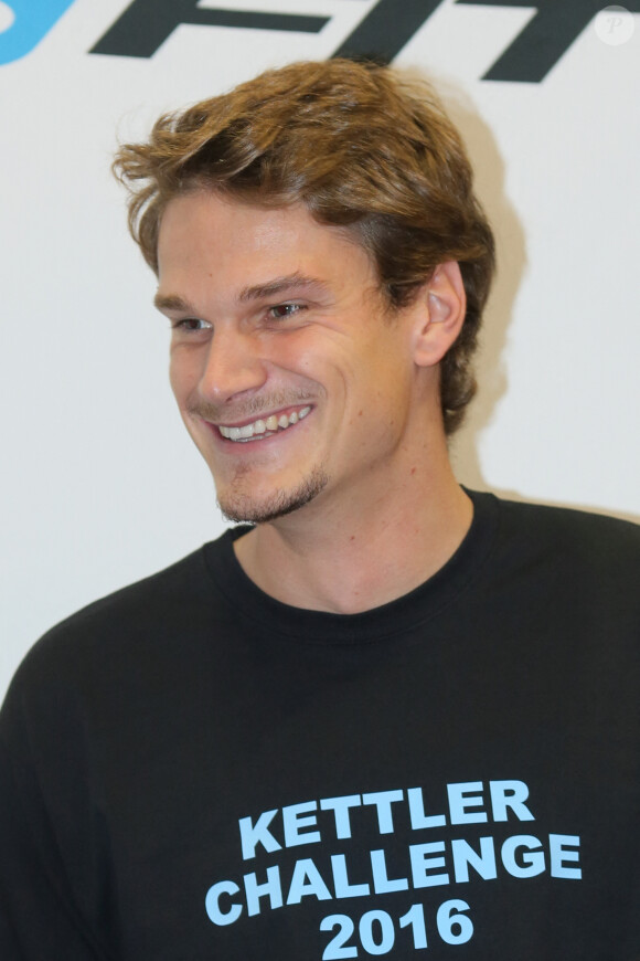 Semi-exclusif - Yannick Agnel - Soirée caritative "Kettler Challenge 2016" en faveur de l'association "l'Etoile de Martin" au stade Jean Bouin à Paris le 21 novembre 2016. © CVS/Bestimage