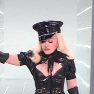 Madonna, sexy, sur la scène des "Music Video Awards (VMA)" à New York, le 12 septembre 2021. 