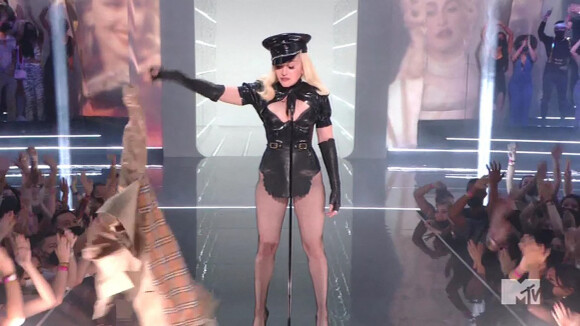 Madonna, sexy, sur la scène des "Music Video Awards (VMA)" à New York, le 12 septembre 2021. 