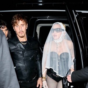 Madonna, avec un voile de dentelle, arrive à la soiréee des "Video Music Awards (VMA)" à New York, le 12 septembre 2021.