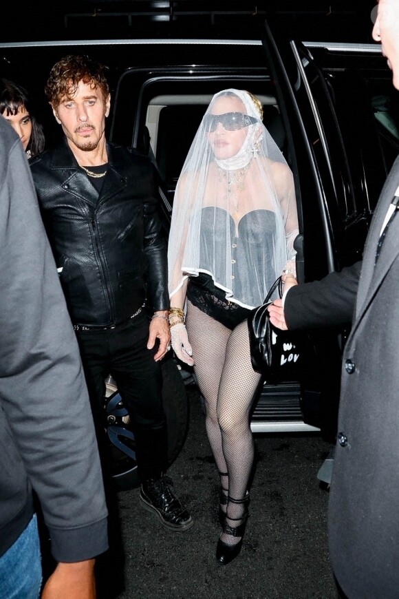 Madonna, avec un voile de dentelle, arrive à la soiréee des "Video Music Awards (VMA)" à New York, le 12 septembre 2021.