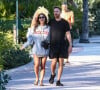 David Guetta et sa compagne Jessica Ledon se baladent en amoureux le long de la plage de Miami en Floride, le 20 novembre 2019