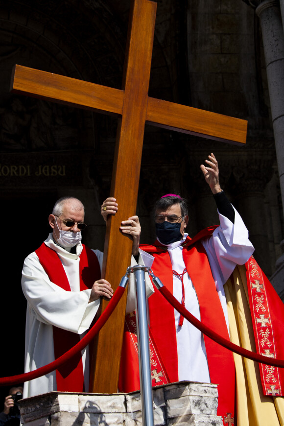 Cérémonie ordonnée par Monseigneur Michel Aupetit, archevêque de Paris, et chemin de Croix à la Basilique du Sacré-Coeur commemorant le vendredi Saint et la crucifixion du Christ, à Paris, France, le 2 avril 2021. © Jean-Baptiste Autissier/Panoramic/Bestimage