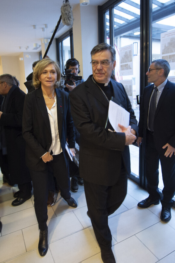 Valérie Pecresse (présidente de la Région Ile de France) Monseigneur Michel Aupetit (archevêque de Paris) - Signature de la convention entre la région Ile de France et la Fondation Notre Dame à Paris le 4 décembre 2019. 