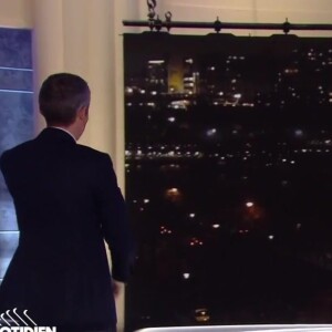 Yann Barthès montre l'écran qui ne fonctionne plus.