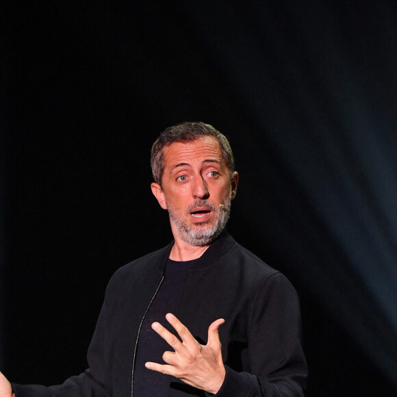 Gad Elmaleh joue son spectacle "D'ailleurs" au centre événementiel de Courbevoie le 7 septembre 2021. 6 ans après " Sans tambour " et une tournée internationale avec un spectacle en anglais dans plus de 15 pays, Gad Elmaleh est de retour avec un one-man show inédit : "D'ailleurs" © Lionel Urman / Bestimage