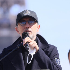 Gad Elmaleh - Arrivées des people à la manifestation de soutien à la famille de Sarah Halimi sur la place du Trocadéro à Paris le 25 avril 2021. © Cyril Moreau/Bestimage