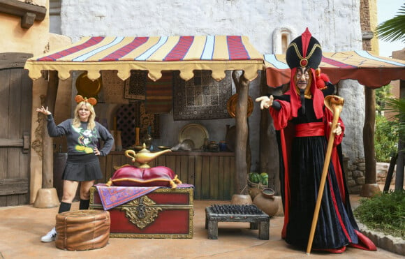 Louane Emera - Disneyland Paris à inauguré ce week-end la saison d'Halloween avec la présence de plusieurs célébrités françaises, le 25 septembre 2021.