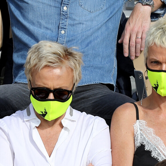 Muriel Robin et sa femme Anne Le Nen dans les tribunes des Internationaux de France de tennis de Roland Garros à Paris, France, le 5 juin 2021. © Dominique Jacovides/Bestimage 