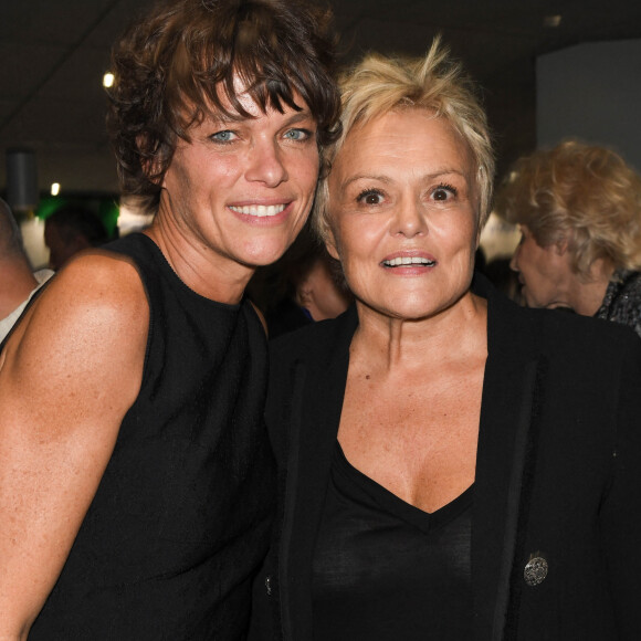 Mariage - Muriel Robin s'est mariée avec Anne Le Nen - Semi-exclusif - Anne Le Nen et sa compagne Muriel Robin - Générale du nouveau spectacle "Muriel Robin et Pof !" au Palais des Sports à Paris le 3 octobre 2019. © Coadic Guirec/Bestimage