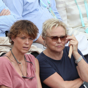 Muriel Robin et sa compagne Anne Le Nen - People dans les tribunes lors des Internationaux de France de Tennis de Roland-Garros à Paris le 2 juin 2018. © Dominique Jacovides-Cyril Moreau / Bestimage 