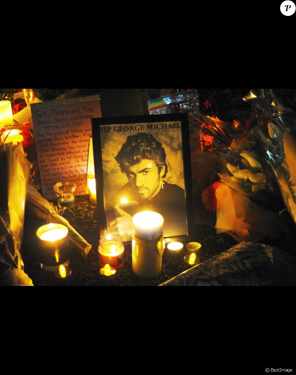 Hommage à George Michael, sous un sapin de Noël, en face de sa propriété Highgate à Londres, le 27 décembre 2019.