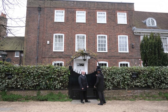 Familles et amis de George Michael se retrouvent à sa maison de Londres pour une réception après ses obsèques au cimetierre de Highgate le 29 mars 2017.