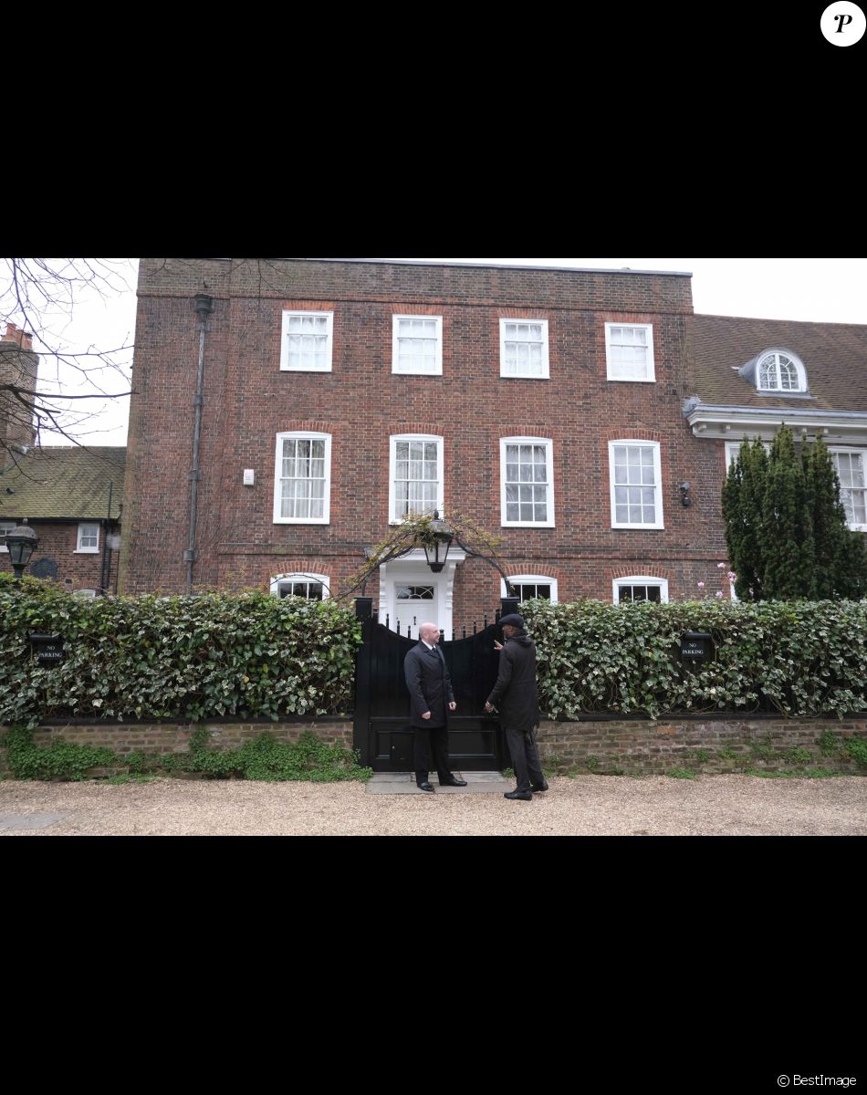 Familles et amis de George Michael se retrouvent à sa maison de Londres pour une réception après ses obsèques au cimetierre de Highgate le 29 mars 2017.