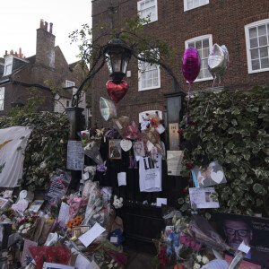 Illustrations des fleurs et messages de condoléances laissés par les fans devant la maison de George Michael à Londres, le 29 décembre 2016.