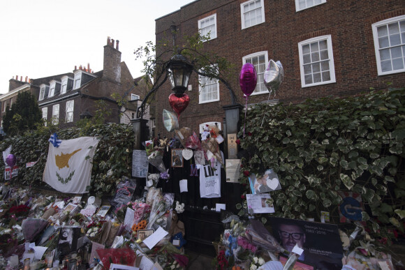 Illustrations des fleurs et messages de condoléances laissés par les fans devant la maison de George Michael à Londres, le 29 décembre 2016.